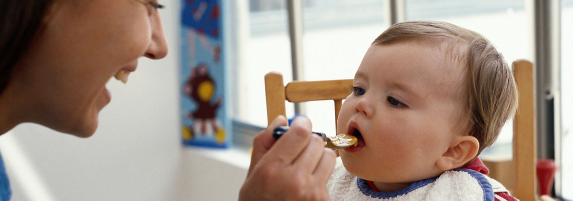 Дети кушают и плачут. Пищевая аллергия у ребенка 2 года фото. Ребенок жрет. Ребенок ест лук. Ребенок ест луковицу.